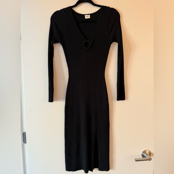 Elegant Black Ribbed Dress - Picture 1 of 2
